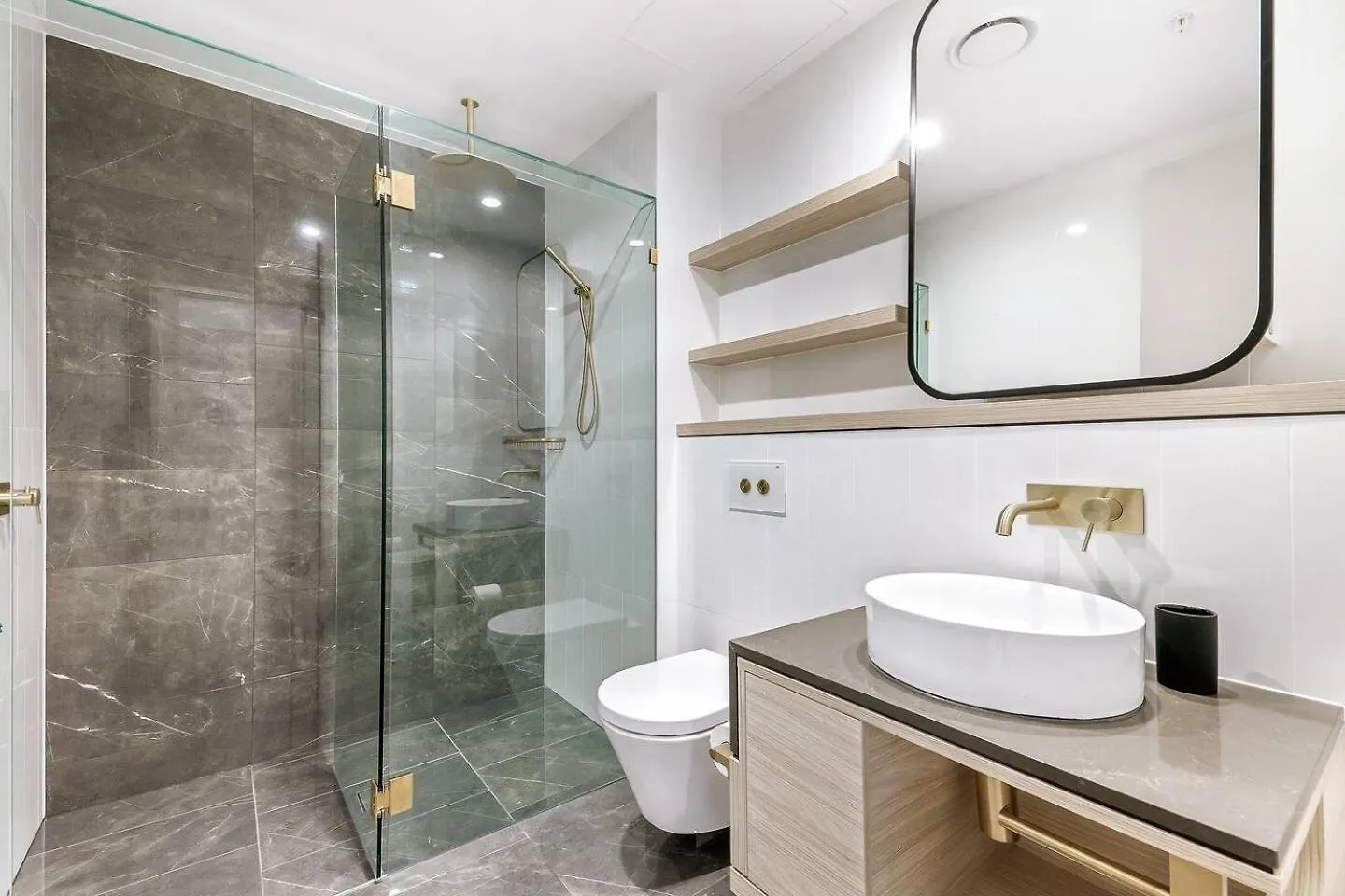 Sky-High Beachside Condo - Pet Friendly Gold Coast Australia